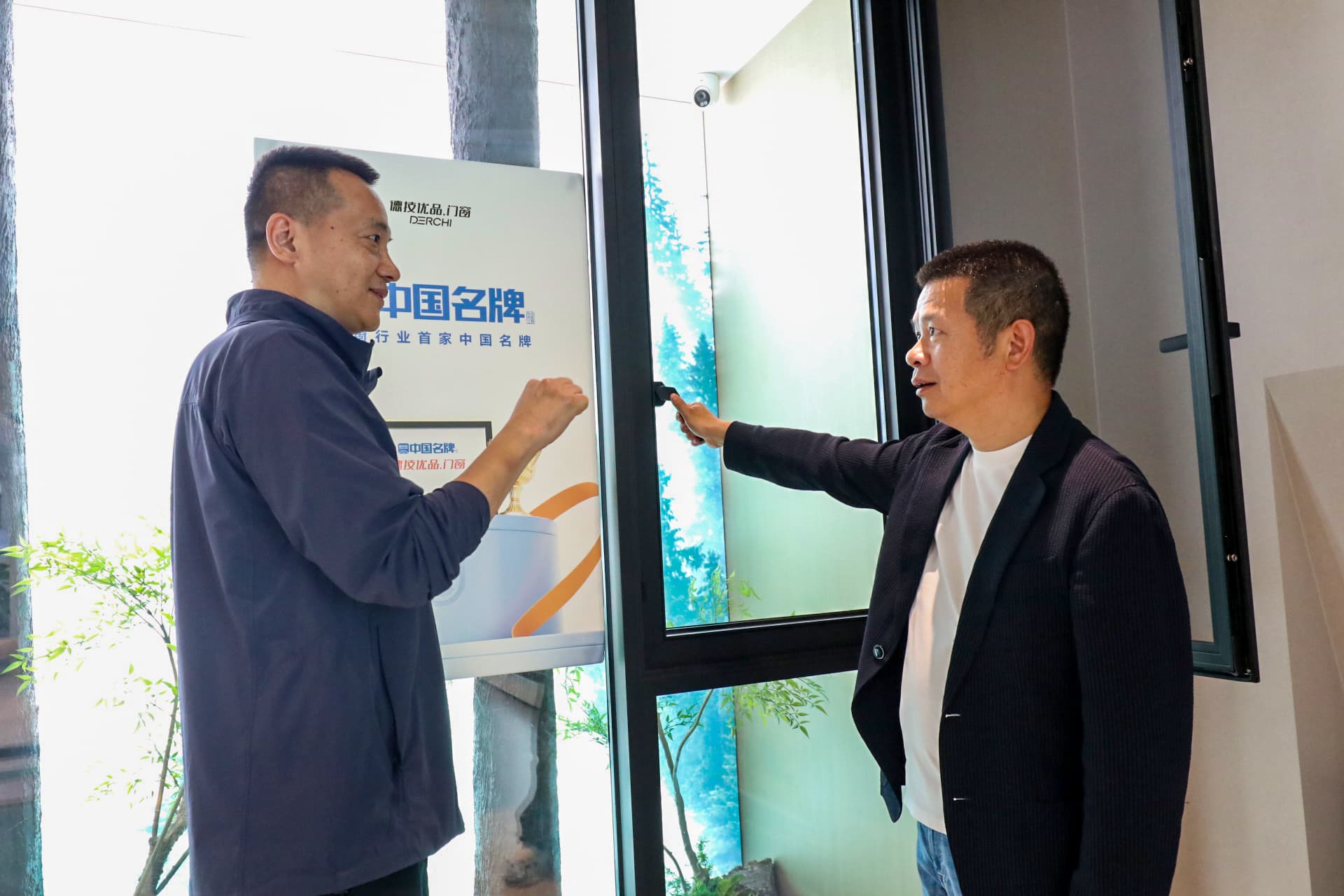 291761726128429978.jpg 搜狐核心家居总司理郑海云(左)德技优品门窗董事长雷少军(右)_compressed.jpg